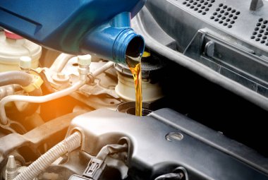 Motor otomobiline yakıt ikmali ve yağ kalitesi aktarım ve onarım ekipmanları. Enerji yakıt kavramı..