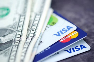 16 Mart 2018 Bangkok, Tayland Banknotları VISA Kredi Kartı İnternet üzerinden alışveriş veya alışveriş için, Pazarlama Finansal Para Bankası konsepti.