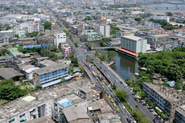 18 Mart 2061. Bangkok, Tayland. Yüksek açılı binalar, modern binalar ve yollar. Gündüz trafiği.
