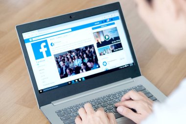 5 Mart 2018 'de Bangkok, Tayland' lı gençler bilgisayarlı internet kullanıyor. Facebook sosyal ağ hizmeti. Dünyadan bilgi almak için internette dolaşıyor..