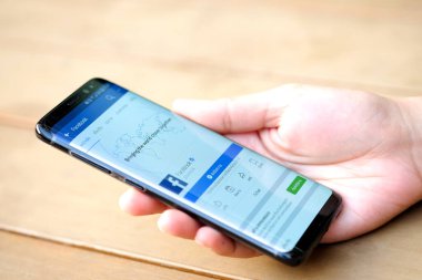 11 Şubat 2018 'de Bangkok, Tayland kadınları akıllı telefon Facebook' unda mobil internet uygulama facebook 'u sosyal ağ hizmeti olarak kullanıyor. Dünyadan bilgi almak için internette geziniyor..