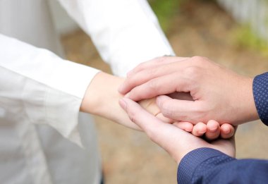 Kadın ve erkek birbirlerine bakmak ve yardım etmek için el ele tutuşuyorlar. Aile kavramı ve ilişki.