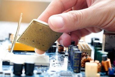 Bilgisayar mühendisliğinin eli bilgisayar işlemcisi bellek bileşenlerini soket işlemcisine dönüştürür. Teknoloji ve geliştirme kavramı