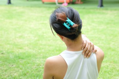 Kadınların, park sağlığı konseptinde boyun ağrısı, omuz ağrısı vardır..