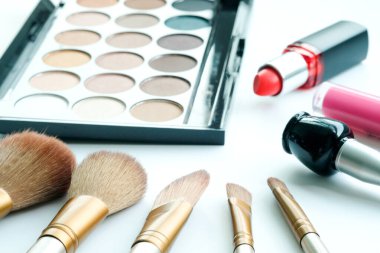 Lüks cam ve aksesuarlarla makyaj fırçası kadınlar için makyaj malzemeleri ve renkli arka planda çekici moda aletleri. Güzellik konsepti.