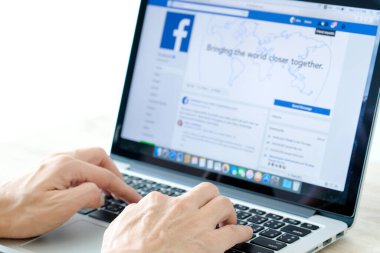 5 Mart 2018 'de Bangkok, Tayland' lı gençler bilgisayarlı internet kullanıyor. Facebook sosyal ağ hizmeti. Dünyadan bilgi almak için internette dolaşıyor..
