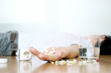 Men have pain In his hand holds an overdose. Health concepts and treatments