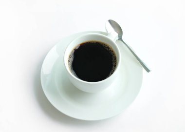 Beyaz bardakta sade kahve ve izole edilmiş beyaz arka planda kaşık. Yemek kavramları ve yaşam tarzı.