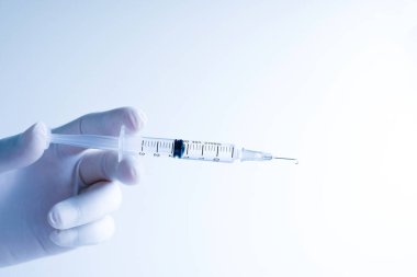 Doktor 'un elinde şırınga ve aşı var. Hasta enjeksiyonu için..