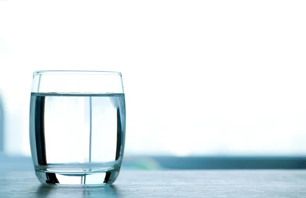 Agua Potable Limpia Vidrio Transparente Poner Sobre Mesa Sala Recepción —  Fotos de Stock