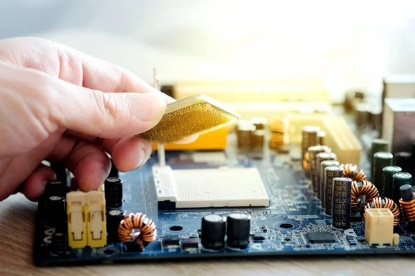 Hand Datorteknik Ger Dator Cpu Processor Minne Förändring Komponenter Uttaget — Stockfoto