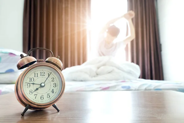 Πρωί Μιας Νέας Μέρας Γυναίκα Ξυπνάει Στην Κρεβατοκάμαρα Την Δροσιστική — Φωτογραφία Αρχείου