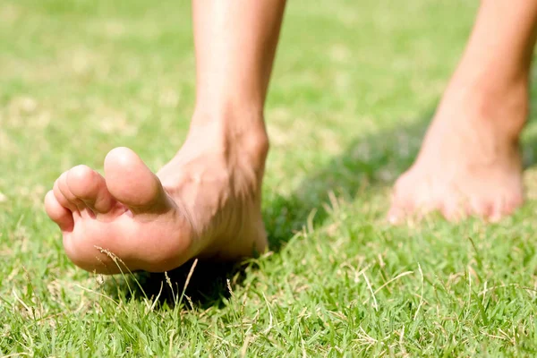 女人的腿在地上 她打算早上在草地上散步去锻炼 健康与放松的概念 — 图库照片