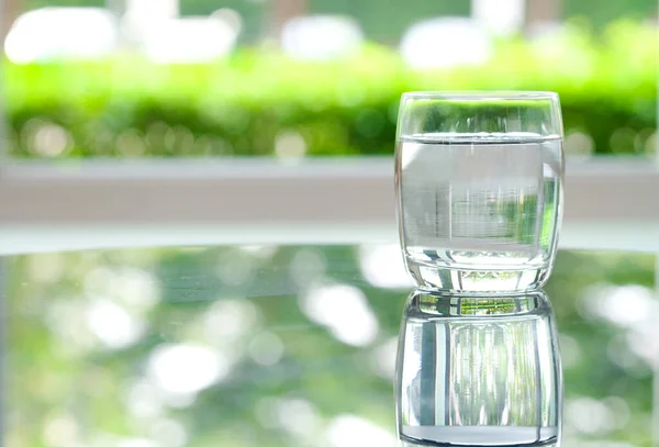 Água Potável Limpa Vidro Transparente Colocar Mesa Sala Recepção Conceito — Fotografia de Stock