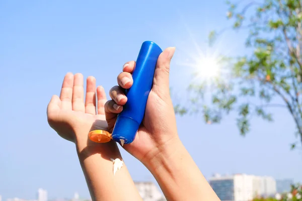 Mão Mulher Segurando Protetor Solar Muito Luz Sol Céu Fundo — Fotografia de Stock