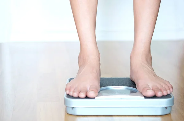 Ноги Чоловіків Стоять Вазі Концепція Здоров Схуднення — стокове фото
