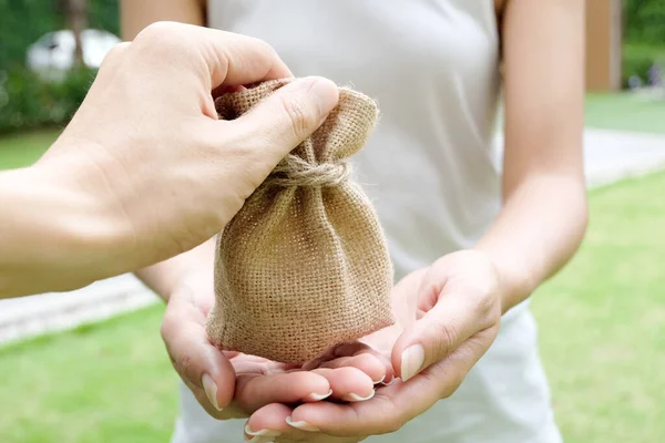 Hand Von Mann Gibt Tasche Hand Von Frauen Gegenseitiges Hilfskonzept — Stockfoto