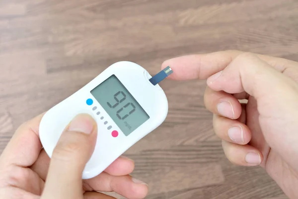 Mão Pessoas Verificar Diabetes Monitoramento Glicose Sangue Com Medidor Pressão — Fotografia de Stock