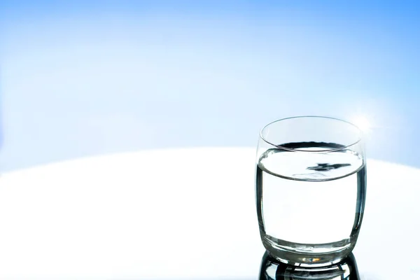 Здоровая Чистая Питьевая Вода Роскошном Хрустальном Стекле Положите Стол Приемной — стоковое фото