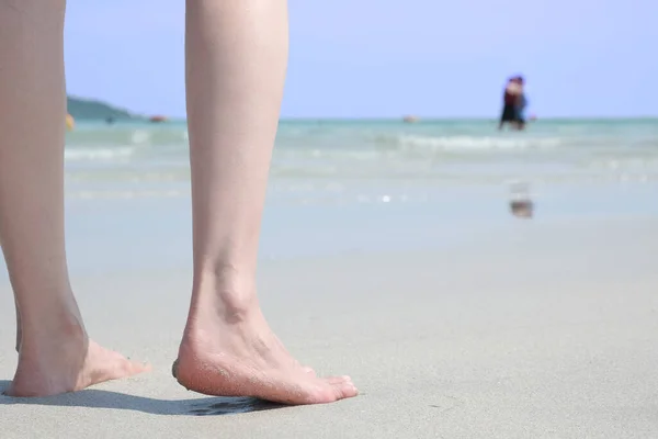 Kadın Bacağı Yere Düştü Sabahleyin Egzersiz Için Yürümek Üzeredir Sağlık — Stok fotoğraf
