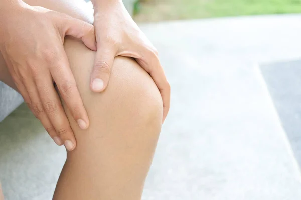 Knee Pain Woman Stand Grass Her Hand Caught Knee Having — Stock Photo, Image