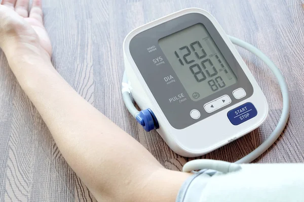 Human Check Blutdruckmessgerät Und Pulsmesser Mit Digitalem Manometer Gesundheitswesen Und — Stockfoto