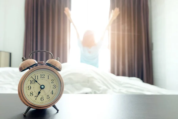 Πρωί Μιας Νέας Μέρας Ξυπνάει Ξυπνητήρι Που Κάθεται Στο Δωμάτιο — Φωτογραφία Αρχείου