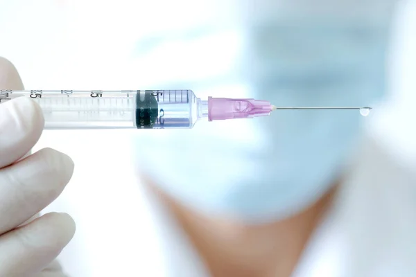 Jeringa Para Manos Del Médico Vacuna Para Preparación Inyectable Con —  Fotos de Stock