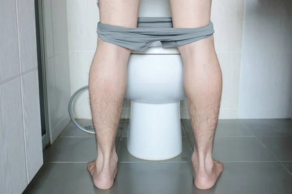 Вид Сзади Нога Человека Стоящего Писающего Унитаз Туалете Дома Концепция — стоковое фото