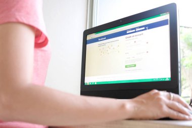 5 Mart 2018 'de Bangkok, Tayland' lı gençler bilgisayarlı internet kullanıyor. Facebook sosyal ağ hizmeti. Dünyadan bilgi almak için internette dolaşıyor..