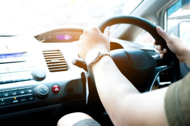 Dostum sit araba elinde araba yolda kullanıyor. o seyahat için bir yol trafik yol arıyor ve mutlu bir şekilde müzik .