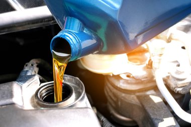 Motor otomobiline yakıt ikmali ve yağ kalitesi aktarım ve onarım ekipmanları. Enerji yakıt kavramı..