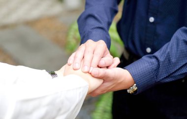 Kadın ve erkek birbirlerine bakmak ve yardım etmek için el ele tutuşuyorlar. Aile kavramı ve ilişki.