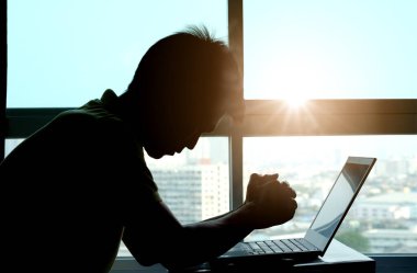 Bilgisayarda oturan kadın, masasında mutlu olmadığını vurguladı. Sağlık kavramı