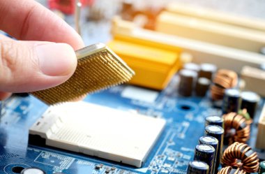 Bilgisayar mühendisliğinin eli bilgisayar işlemcisi bellek bileşenlerini soket işlemcisine dönüştürür. Teknoloji ve geliştirme kavramı