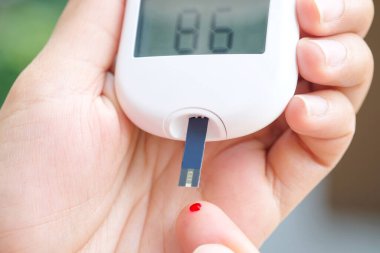 İnsanların elleri diyabet ve yüksek kan şekeri monitörlerini dijital basınç göstergesi ile kontrol ediyor. Sağlık ve Tıp Konsepti