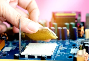 Bilgisayar mühendisliğinin eli bilgisayar işlemcisi bellek bileşenlerini soket işlemcisine dönüştürür. Teknoloji ve geliştirme kavramı