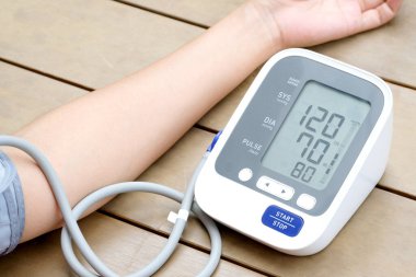 İnsan tansiyon monitörü ve kalp atış hızı monitörünü dijital basınç göstergesiyle kontrol eder. Sağlık ve Tıp Konsepti