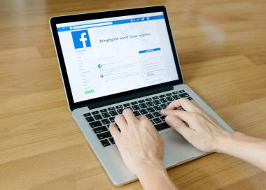 5 Mart 2018 'de Bangkok, Tayland' lı gençler bilgisayarlı internet kullanıyor. Facebook sosyal ağ hizmeti. Dünyadan bilgi almak için internette dolaşıyor..
