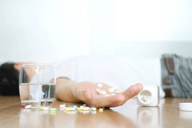 Men have pain In his hand holds an overdose. Health concepts and treatments