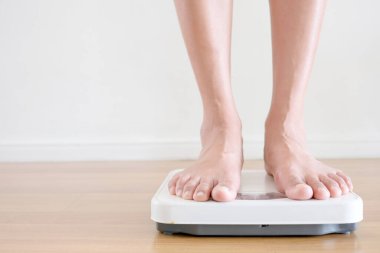 Erkeklerin bacakları terazinin üzerinde duruyor. Sağlık ve kilo kaybı kavramı.