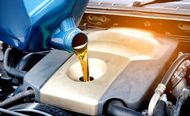 Motor otomobiline yakıt ikmali ve yağ kalitesi aktarım ve onarım ekipmanları. Enerji yakıt kavramı..