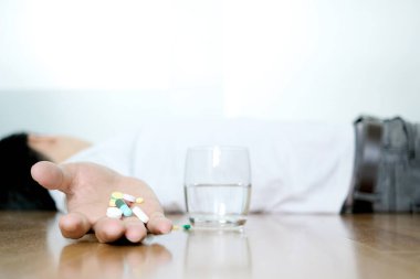 Men have pain In his hand holds an overdose. Health concepts and treatments