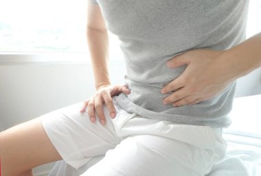 İnsanların karın ağrısı var. Göbek ishalinden bir alkış. Sağlık konsepti.