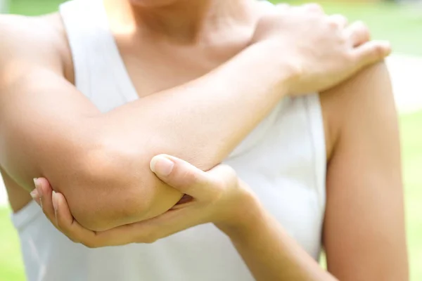 Idrottsmännen Har Ont Armbågen Hälsobegrepp Och Behandlingar — Stockfoto