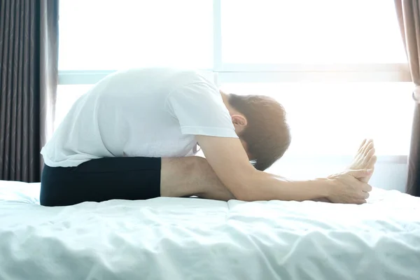 Mann Dehnt Muskeln Und Spielt Morgens Yoga Auf Bett Schlafzimmer — Stockfoto