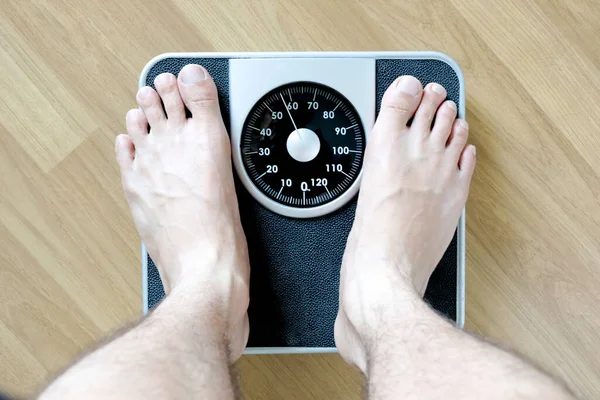 Nohy Mužů Stojících Váze Vah Koncept Zdraví Hubnutí — Stock fotografie