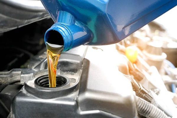 Rifornimento Versamento Olio Qualità Nel Motore Automobilistico Trasmissione Manutenzione Gear — Foto Stock