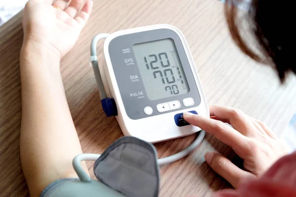 Controle Van Bloeddruk Door Mens Hartslagmeter Met Digitale Manometer Gezondheidszorg — Stockfoto