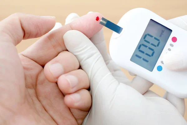 人们用数字压力计检查糖尿病和高血糖监测器 保健和医疗概念 — 图库照片